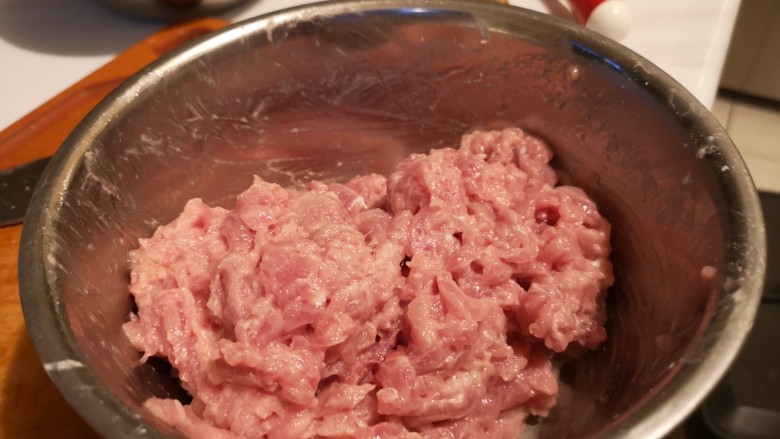 肉片豆花/不辣版,腌制30分钟。