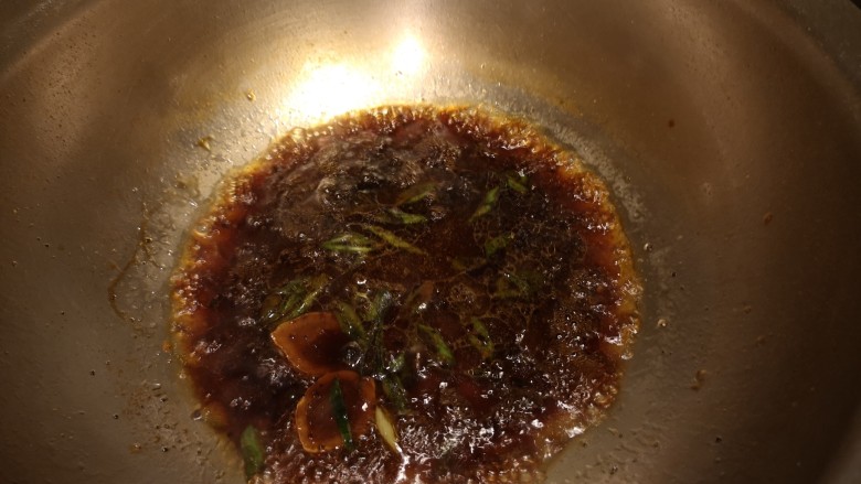 肉片豆花/不辣版,加入生抽，老抽，蚝油，再加入清水烧开。