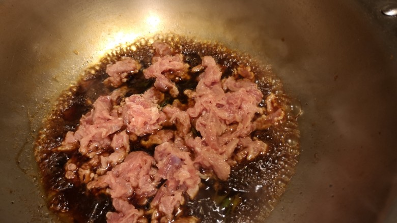 肉片豆花/不辣版,水开下肉片儿。