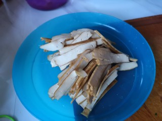 凉拌青笋豆干,豆干切成薄片儿。