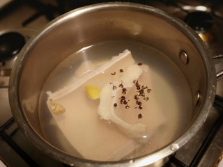 麻辣皮冻,锅内放冷水，加入肉皮，加姜片，几粒花椒。