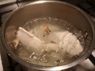 麻辣皮冻,煮开之后再煮五分钟，捞出肉皮，刮掉肥肉。