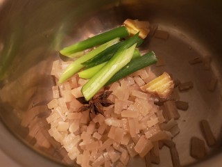 麻辣皮冻,把肉皮丁放入锅里，加入八角，葱，姜。