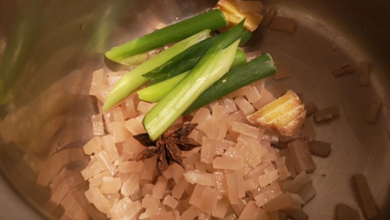 麻辣皮冻,把肉皮丁放入锅里，加入八角，葱，姜。