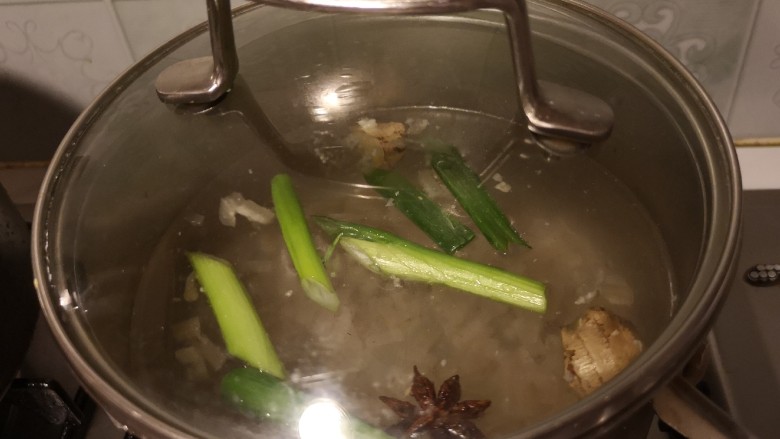 麻辣皮冻,加入清水盖盖煮。