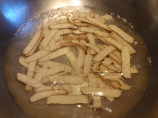 凉拌青笋豆干,锅内加开水，把豆腐干儿煮熟。