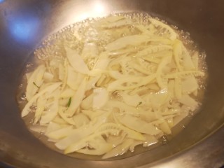 凉拌青笋豆干,把青笋煮熟。