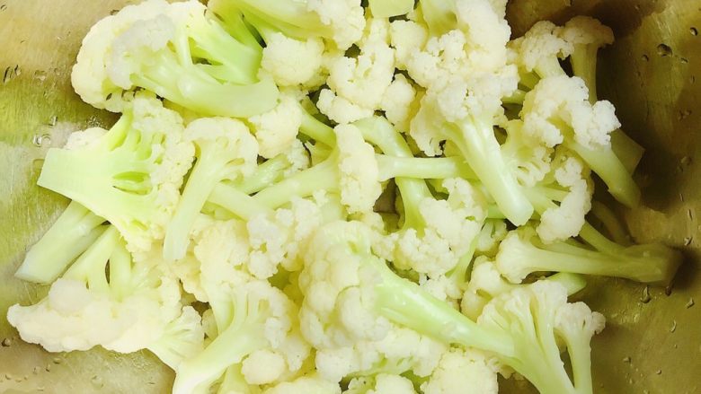 腐乳菜花,焯好花菜捞出备用。