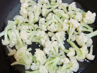 腐乳菜花,锅中烧开水，放入花菜焯一下。