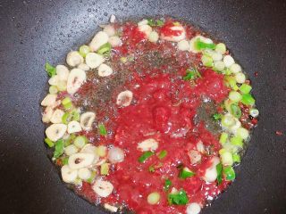 腐乳菜花,将酱料放入锅中，继续翻炒。