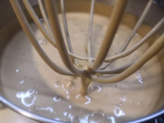 红糖枣糕（核桃芝麻蔓越莓）,全蛋打发至粘稠状，缓慢滴落的状态