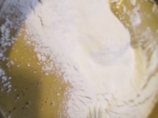 红糖枣糕（核桃芝麻蔓越莓）,Z字型搅拌，不要画圈。泡打粉3克可以不加。