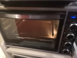 红糖枣糕（核桃芝麻蔓越莓）,烤箱预热，150度上下火