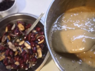 红糖枣糕（核桃芝麻蔓越莓）,接下来混合红枣和面糊