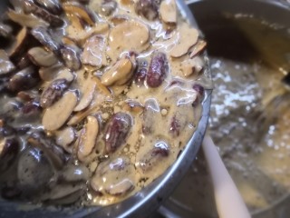红糖枣糕（核桃芝麻蔓越莓）,把搅拌好的红枣面糊倒入大盆中