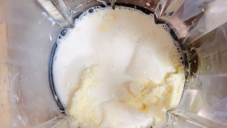 鲜椰浆苦咖啡绵绵冰（椰子油奶白顺滑诱人极了）,再加入150ml牛奶。