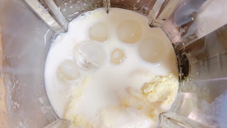鲜椰浆苦咖啡绵绵冰（椰子油奶白顺滑诱人极了）,再加入8-10个冰球。