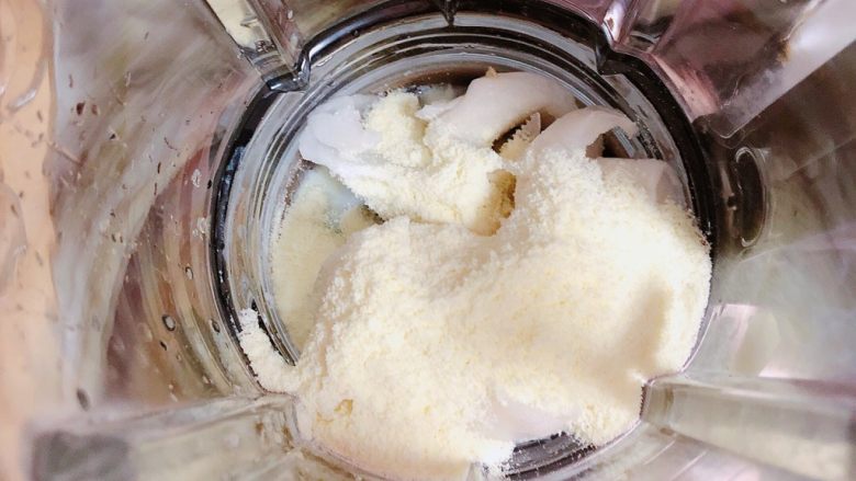 鲜椰浆苦咖啡绵绵冰（椰子油奶白顺滑诱人极了）,再加入20克奶粉。