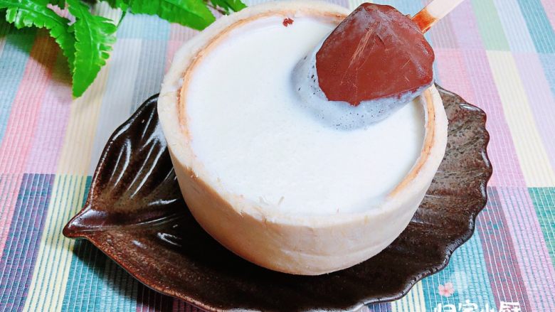 鲜椰浆苦咖啡绵绵冰（椰子油奶白顺滑诱人极了）,再放入一个苦咖啡冰淇淋。可以选择就边吃冰淇淋边喝冰沙的吃法，也可以搅拌均匀来享用。