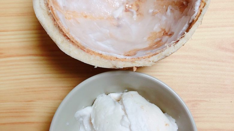 鲜椰浆苦咖啡绵绵冰（椰子油奶白顺滑诱人极了）,将椰子肉挖出来，放在一个小碗中。