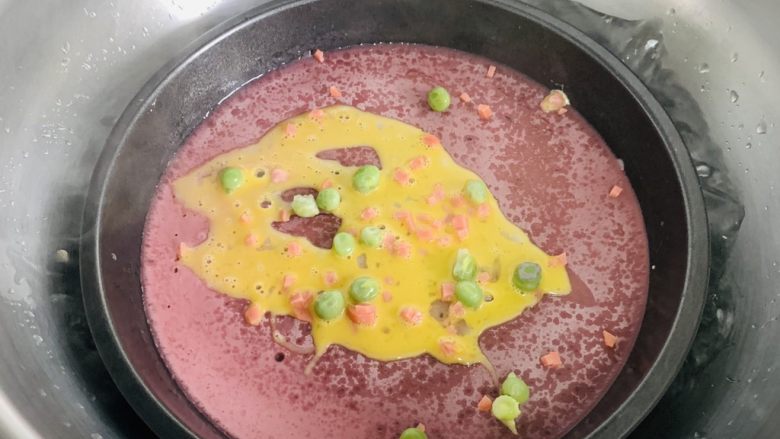 彩色广式肠粉,看到粉浆定型迅速倒入蛋液、豌豆、烤肠丁。盖上锅盖大概蒸1分钟。