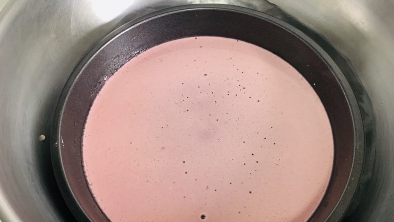 彩色广式肠粉,倒入粉浆，放入蒸锅。