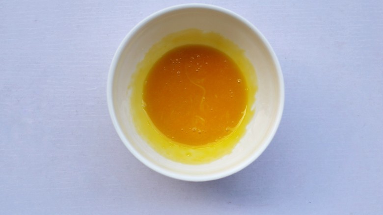 脆底芝士蜂蜜吐司,鸡蛋分离出蛋黄。