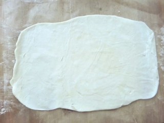 香蕉飞饼卷,擀成长方形的薄片
