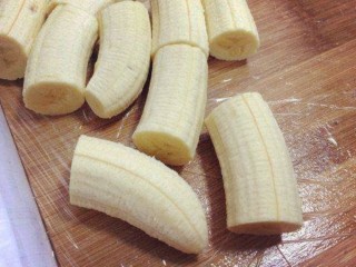 香蕉飞饼卷,香蕉去皮切成等同面饼宽度的段