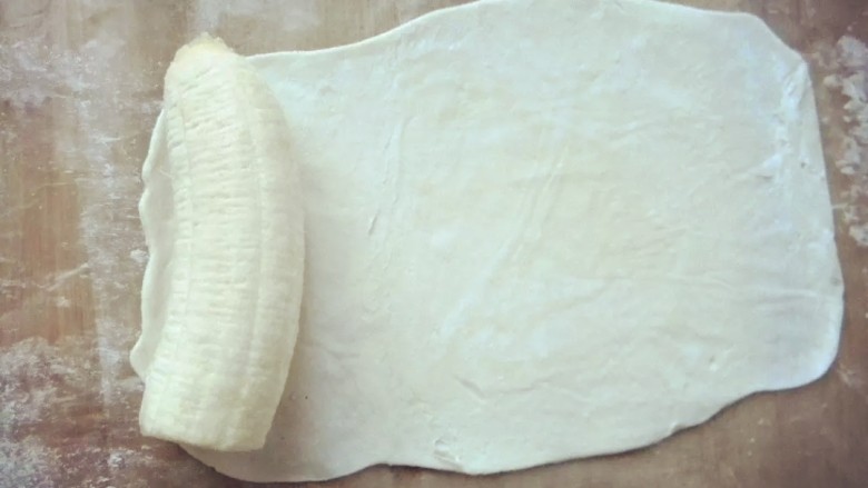 香蕉飞饼卷,香蕉段放在面饼的一端