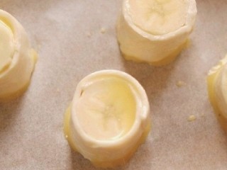 香蕉飞饼卷,卷好的生胚切成约1.5厘米厚的小段，放入烤盘中