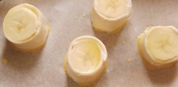 香蕉飞饼卷,卷好的生胚切成约1.5厘米厚的小段，放入烤盘中