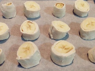 香蕉飞饼卷,刷一层鸡蛋液