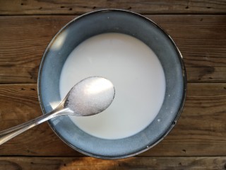 木瓜奶冻,将240ml牛奶倒入一个无油无水的容器中，加入15g白糖（也可以加入一些奶粉，白糖量根据个人口味适量添加就好。）