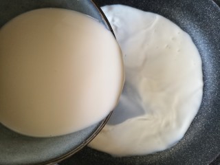 木瓜奶冻,取一口无水无油的不沾锅，将搅拌均匀的牛奶倒进锅中。