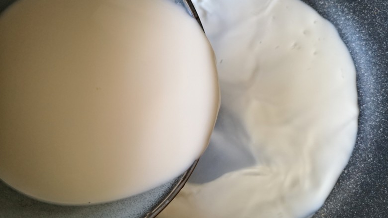 木瓜奶冻,取一口无水无油的不沾锅，将搅拌均匀的牛奶倒进锅中。
