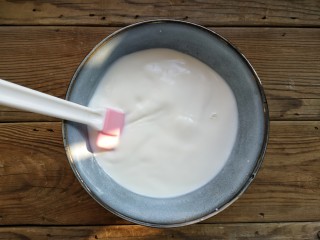 木瓜奶冻,用硅胶刀充分搅拌均匀。