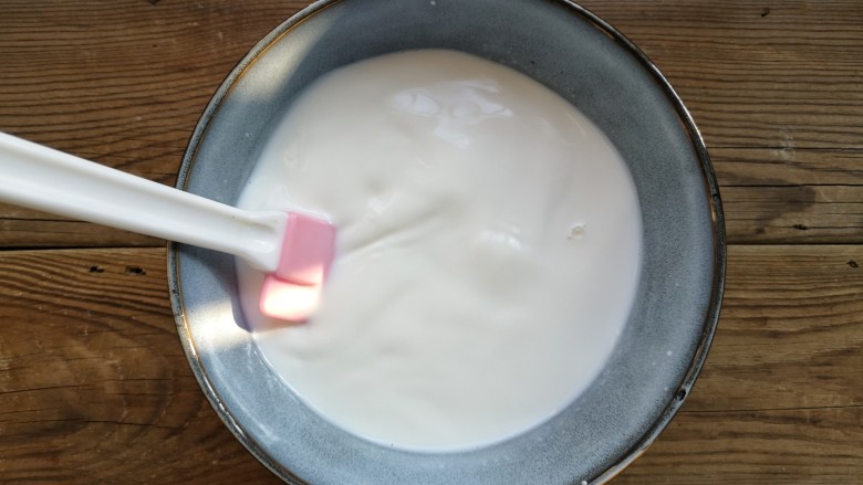 木瓜奶冻,用硅胶刀充分搅拌均匀。