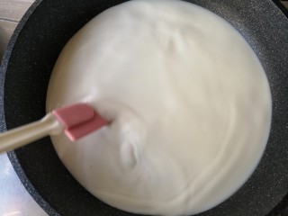 木瓜奶冻,小火加热，并用硅胶刀顺一个方向不停的搅拌。
