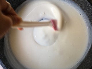 木瓜奶冻,这时候搅拌不要停啊，继续小火不停的顺一个方向搅拌。
