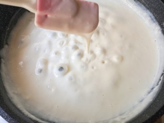 木瓜奶冻,直至锅中的牛奶搅拌变得无颗粒顺滑粘稠状态，划出的纹路不会立刻消失，提拉成缎带状落下即可。