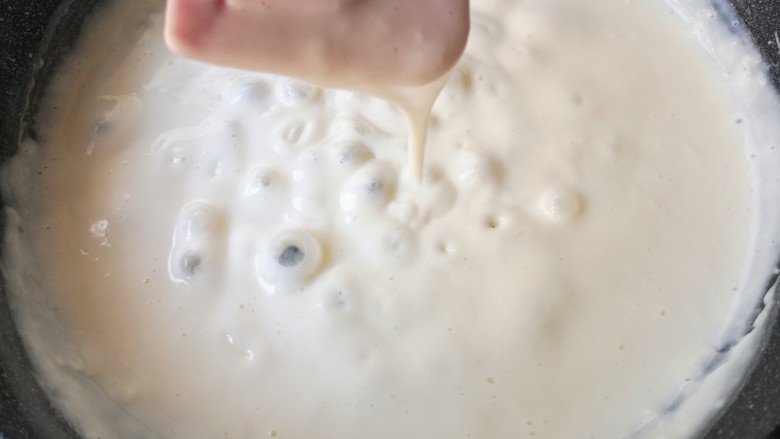 木瓜奶冻,直至锅中的牛奶搅拌变得无颗粒顺滑粘稠状态，划出的纹路不会立刻消失，提拉成缎带状落下即可。