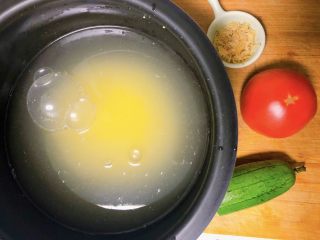 番茄丝瓜补钙粥,小米提前泡15分钟后再入锅煮熟。