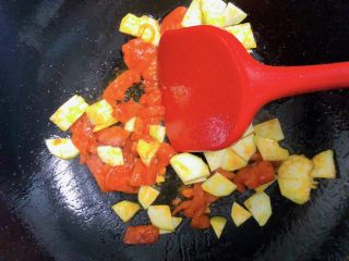 番茄丝瓜补钙粥,再加入丝瓜翻炒一分钟。炒好的丝瓜会变软，番茄汁完全包裹住丝瓜，这样才会入味。