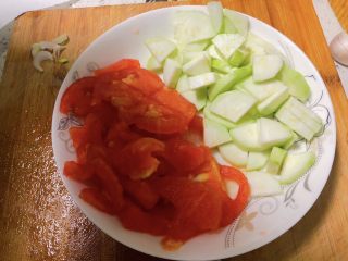 番茄丝瓜补钙粥,去皮丝瓜，番茄切块备用。