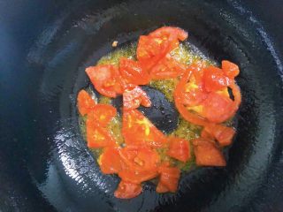 番茄丝瓜补钙粥,锅内倒入油，先倒入番茄炒出汁。