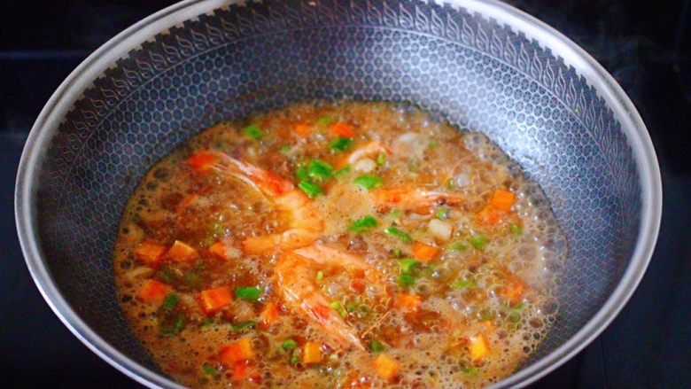 芸豆海虾打卤面,看见锅中汤汁，变得越来越浓稠时。