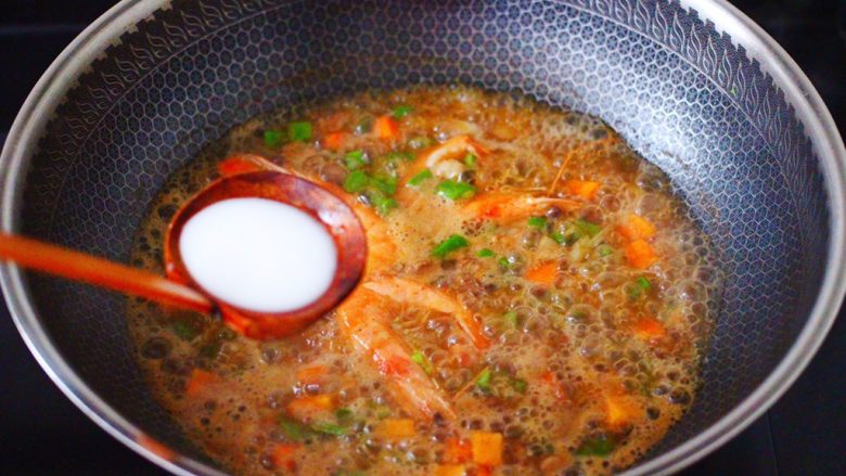 芸豆海虾打卤面,把提前用清水化开的淀粉，慢慢倒入锅中勾芡。