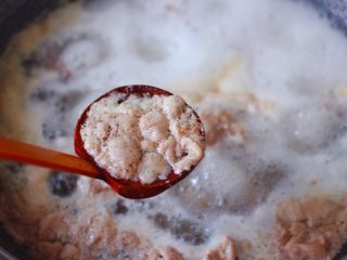 番茄啤酒炖鸭,打开锅盖撇去浮末后，捞出焯好的鸭块，洗净备用。