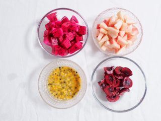 酸奶杯水果冻,所有水果切成小块